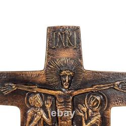 Grande Croix crucifix en bronze signé Pierre Toulhoat Bretagne Quimper 1980