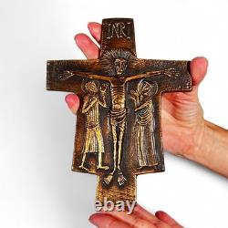 Grande Croix crucifix en bronze signé Pierre Toulhoat Bretagne Quimper 1980