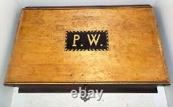 Grande boite 19e en bois cartouche monogrammé P. W. Avec Clé