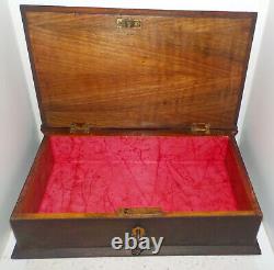 Grande boite 19e en bois cartouche monogrammé P. W. Avec Clé