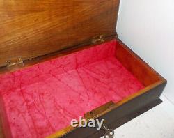 Grande boite 19e en bois cartouche monogrammé P. W. Avec Clé