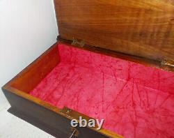 Grande boite 19e en bois cartouche monogrammé P. W. Avec Clé