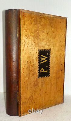 Grande boite 19e en bois cartouche monogrammé P. W. Avec Clé