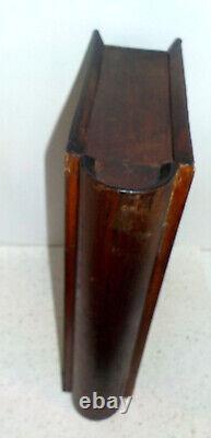 Grande boite 19e en bois cartouche monogrammé P. W. Avec Clé