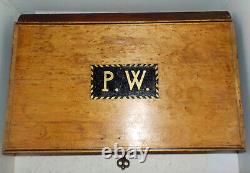 Grande boite 19e en bois cartouche monogrammé P. W. Avec Clé