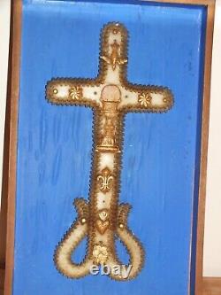 + Grande croix de communion en cire XIXè 36cm encadrée sous verre +