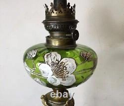 Grande lampe à pétrole, bronze et onyx toupie décor émaillé