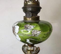 Grande lampe à pétrole, bronze et onyx toupie décor émaillé