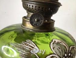 Grande lampe à pétrole, bronze et onyx toupie décor émaillé