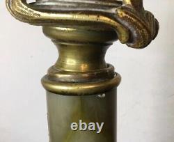 Grande lampe à pétrole, bronze et onyx toupie décor émaillé