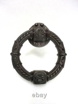 Gros heurtoir, marteau de porte de château, en métal signé C F