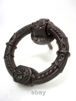 Gros heurtoir, marteau de porte de château, en métal signé C F