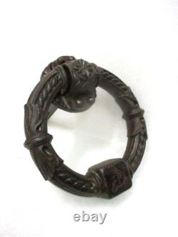 Gros heurtoir, marteau de porte de château, en métal signé C F