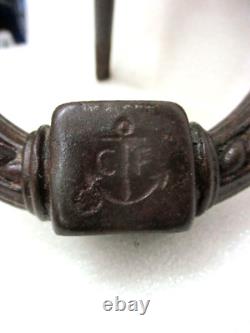 Gros heurtoir, marteau de porte de château, en métal signé C F