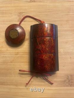 Inro en bois, laque Maki-e avec paillettes de nacre, effets de feu et or