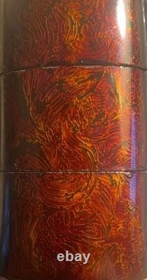 Inro en bois, laque Maki-e avec paillettes de nacre, effets de feu et or