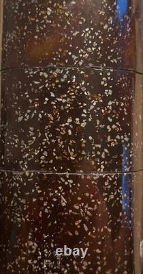Inro en bois, laque Maki-e avec paillettes de nacre, effets de feu et or