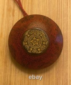 Inro en bois, laque Maki-e avec paillettes de nacre, effets de feu et or