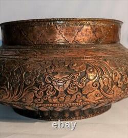 Intéressant pot couvert en cuivre repoussé Tibet ou Chine 18/19ème siècle