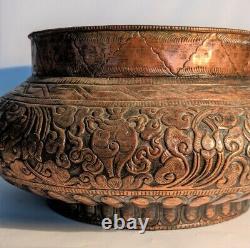 Intéressant pot couvert en cuivre repoussé Tibet ou Chine 18/19ème siècle