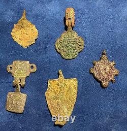 Lot de 5 pendants de harnais héraldiques médiévaux (XIVe/XVe) émail et dorure