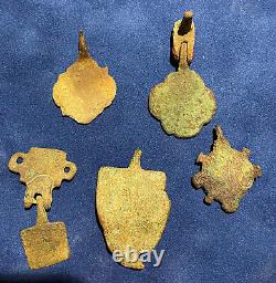 Lot de 5 pendants de harnais héraldiques médiévaux (XIVe/XVe) émail et dorure