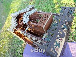 Magnifique cage à oiseaux XIXéme maison bois ajouré et métal objet populaire