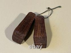 Magnifique paire de tabatières en forme de chaussures en bois sculpté XIXe
