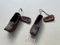 Magnifique paire de tabatières en forme de chaussures en bois sculpté XIXe