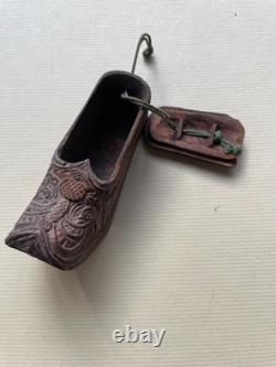 Magnifique paire de tabatières en forme de chaussures en bois sculpté XIXe