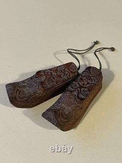 Magnifique paire de tabatières en forme de chaussures en bois sculpté XIXe