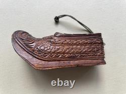 Magnifique paire de tabatières en forme de chaussures en bois sculpté XIXe