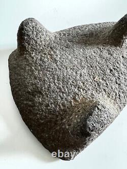 Metate tripode en basalte / Amérique du Sud (Costa Rica) pré-colombien / tortue