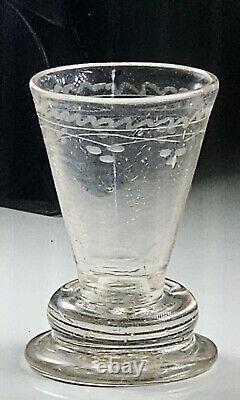 NORMANDIE ANCIEN PETIT GOBELET à ALCOOL en VERRE SOUFFLÉ GRAVÉ ROSÉ XVIIIème