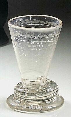 NORMANDIE ANCIEN PETIT GOBELET à ALCOOL en VERRE SOUFFLÉ GRAVÉ ROSÉ XVIIIème