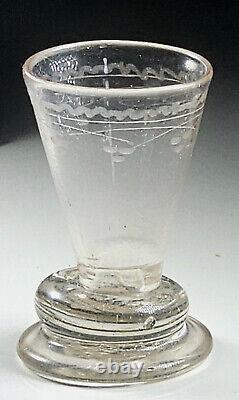 NORMANDIE ANCIEN PETIT GOBELET à ALCOOL en VERRE SOUFFLÉ GRAVÉ ROSÉ XVIIIème