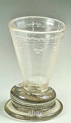 NORMANDIE ANCIEN PETIT GOBELET à ALCOOL en VERRE SOUFFLÉ GRAVÉ ROSÉ XVIIIème