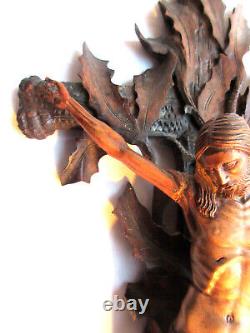 Objet religieux, Christ sur une croix de houx, Art Populaire début XIXème