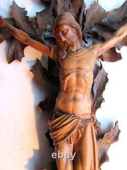 Objet religieux, Christ sur une croix de houx, Art Populaire début XIXème