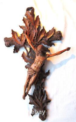 Objet religieux, Christ sur une croix de houx, Art Populaire début XIXème