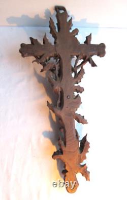 Objet religieux, Christ sur une croix de houx, Art Populaire début XIXème