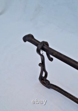 Outil Ancien GAUFRIER FER OU MOULE A HOSTIES OUBLIES en fonte XVIIIème