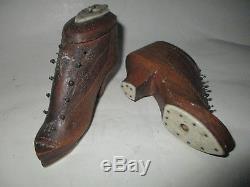 Paire de chaussures a aiguille en bois art populaire dés dedans Angleterre 19eme