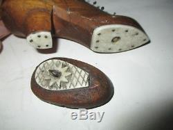 Paire de chaussures a aiguille en bois art populaire dés dedans Angleterre 19eme