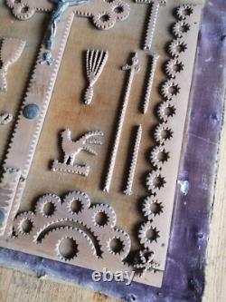 Panneau bois sculpté XIXe Instruments de la Passion Art populaire