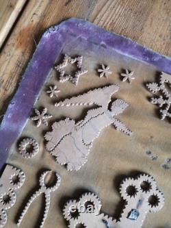 Panneau bois sculpté XIXe Instruments de la Passion Art populaire