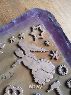 Panneau bois sculpté XIXe Instruments de la Passion Art populaire