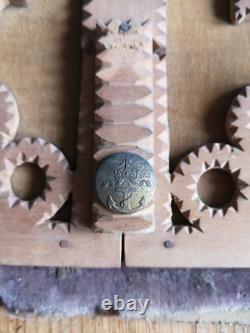 Panneau bois sculpté XIXe Instruments de la Passion Art populaire