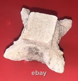 Petit chapiteau néo gothique architecture pierre reconstituée travail compagnon