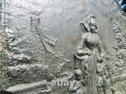 Plaque de cheminée en fonte époque 19e Bretagne décor famille bretonne moulin